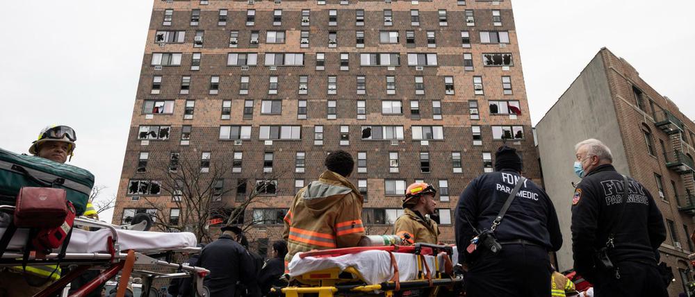 Rettungskräfte am Ort des fatalen Brandes in einem Wohnhaus in New York
