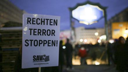 Eine Demonstration gegen rechte Anschläge am Neuköllner Hermannplatz.