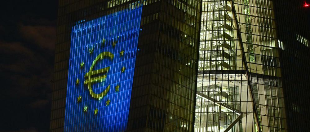Der Euro leuchtet auf die Südfassade der Zentrale der Europäischen Zentralbank (EZB) in Frankfurt am Main. 