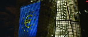 Der Euro leuchtet auf die Südfassade der Zentrale der Europäischen Zentralbank (EZB) in Frankfurt am Main.