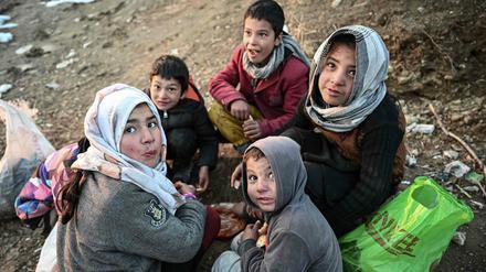 Kindergruppe in Afghanistan bei einer Mahlzeit