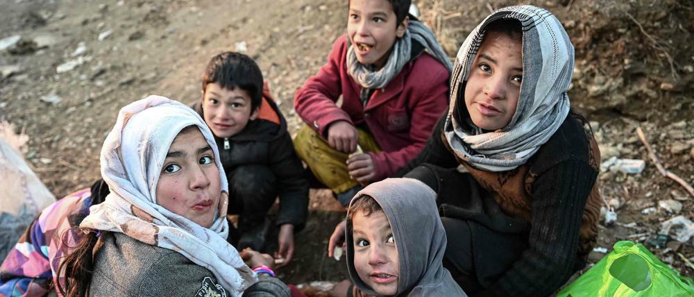 Kindergruppe in Afghanistan bei einer Mahlzeit