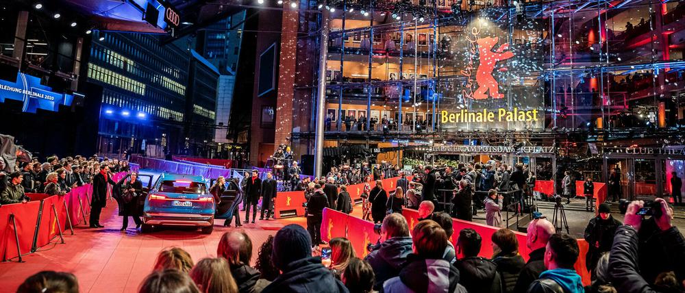 Gäste gehen über den Roten Teppich zur Preisverleihung vor dem Berlinale Palast.