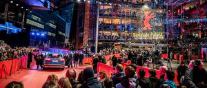 Gäste gehen über den Roten Teppich zur Preisverleihung vor dem Berlinale Palast.