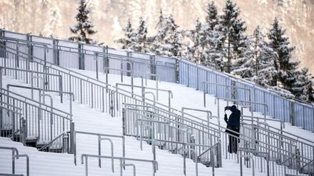 Schnee liegt in der Chiemgau-Arena, aber die Zuschauer fehlen mal wieder.