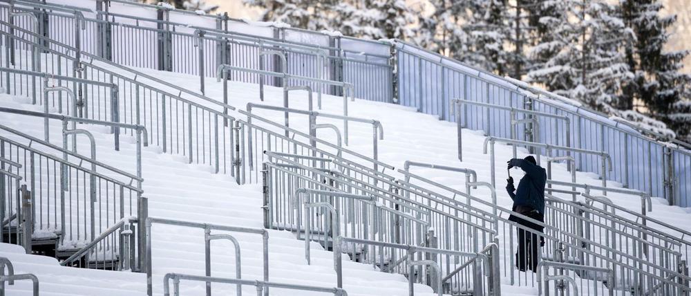 Schnee liegt in der Chiemgau-Arena, aber die Zuschauer fehlen mal wieder.