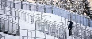 Schnee liegt in der Chiemgau-Arena, aber die Zuschauer fehlen mal wieder.