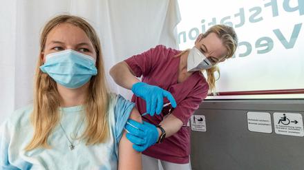 Eine 14-Jähirge Lotta (14) wird gegen das Coronavirus geimpft.