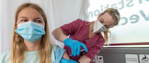 Eine 14-Jähirge Lotta (14) wird gegen das Coronavirus geimpft.