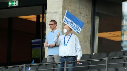 Einen Fahnenumzug wird Finanzgeschäftsführer Ingo Schiller (r.) wegen der aktuellen Bilanz von Hertha BSC ganz sicher nicht veranstalten. Die Verluste sind immens. Aber es hätte auch viel schlimmer kommen können.