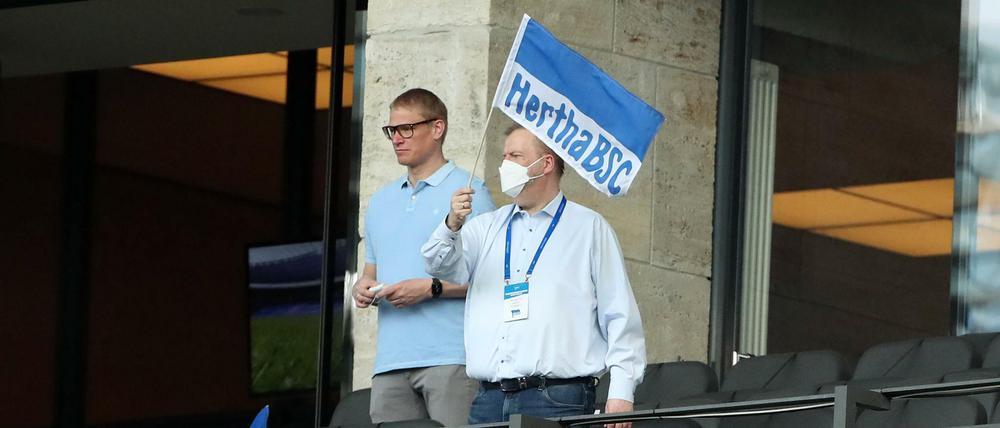 Einen Fahnenumzug wird Finanzgeschäftsführer Ingo Schiller (r.) wegen der aktuellen Bilanz von Hertha BSC ganz sicher nicht veranstalten. Die Verluste sind immens. Aber es hätte auch viel schlimmer kommen können.