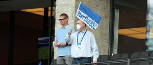 Einen Fahnenumzug wird Finanzgeschäftsführer Ingo Schiller (r.) wegen der aktuellen Bilanz von Hertha BSC ganz sicher nicht veranstalten. Die Verluste sind immens. Aber es hätte auch viel schlimmer kommen können.