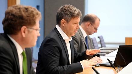 Robert Habeck (Mitte) bei der Pressekonferenz zur Eröffnungsbilanz Klimaschutz.
