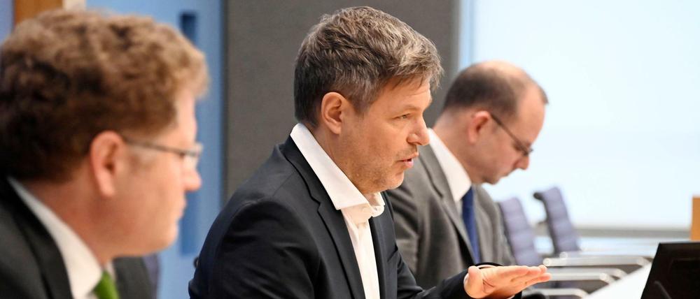 Robert Habeck (Mitte) bei der Pressekonferenz zur Eröffnungsbilanz Klimaschutz.