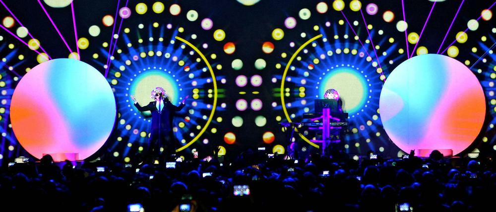 Sänger Neil Tennant links und Keyboarder Chris Lowe von den Pet Shop Boys während Auftaktkonzertes ihrer "Super"-European Tour am 26.11.2016 in der Arena Leipzig.