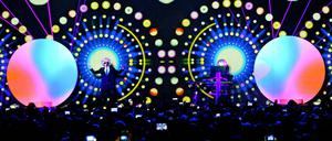 Sänger Neil Tennant links und Keyboarder Chris Lowe von den Pet Shop Boys während Auftaktkonzertes ihrer "Super"-European Tour am 26.11.2016 in der Arena Leipzig.