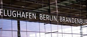 Der Schriftzug an der Haupthalle des Flughafens Berlin Brandenburg (BER). 