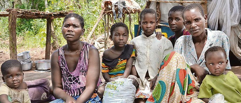 Menschen in einem Flüchtlingslager in der Provinz Luapula in Sambia.
