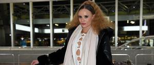 Christin Okpara beim Abflug nach Südafrika zur RTL-Show „Ich bin ein Star - holt mich hier raus“.