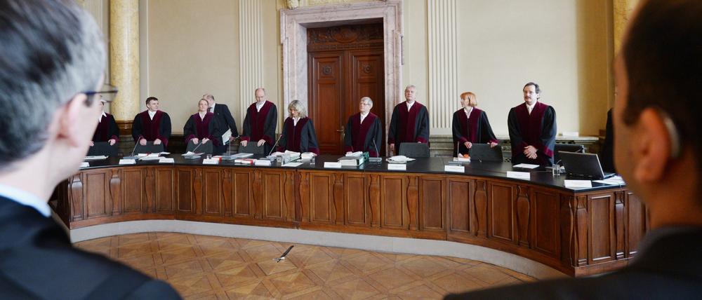Die Richter und Richterinnen des Berliner Verfassungsgerichtes sind in der Bundeshauptstadt in den Saal getreten.