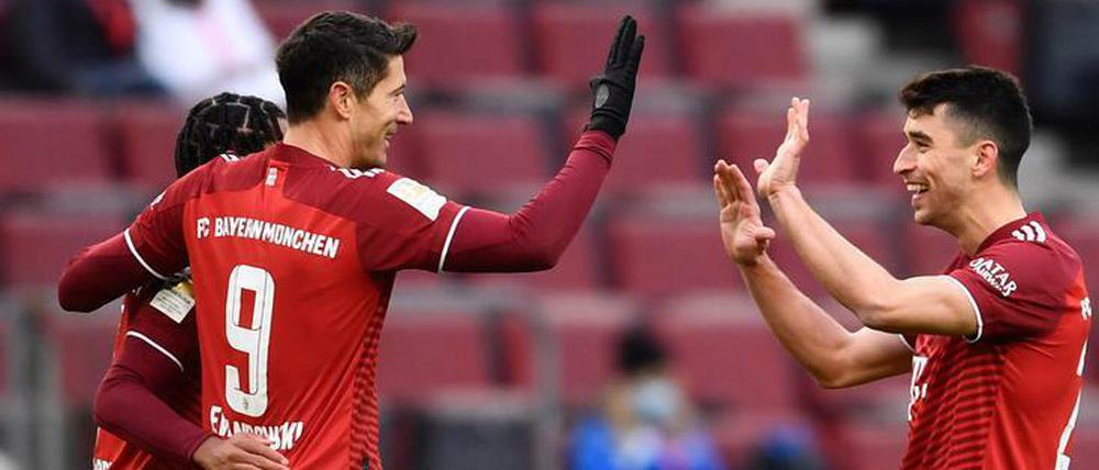 Robert Lewandowski (9) traf in Köln dreimal.