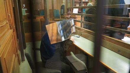 Beim Prozess-Auftakt sitzt der 54-jährige Angeklagte im Gericht in Moabit und verdeckt sein Gesicht.