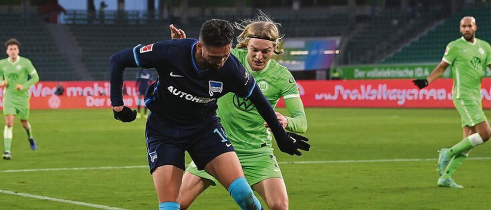 Kampf und Krampf. Ishak Belfodil schirmt den Ball gegen Sebastian Bornauw ab. Das Tor ist weit und breit nicht in Sicht. 