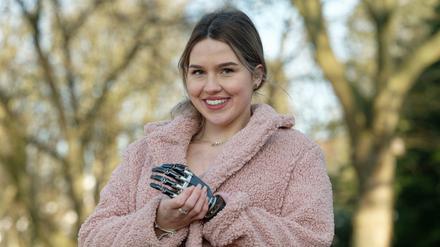 Gina Rühl steht in einem Park in Wuppertal. Sie will mit Armprothese die „Miss Germany“ werden.