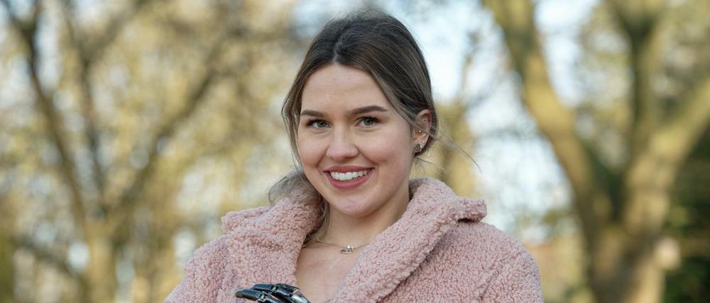 Gina Rühl steht in einem Park in Wuppertal. Sie will mit Armprothese die „Miss Germany“ werden.