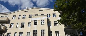 Von außen wirkt das Mietshaus eher unscheinbar. 