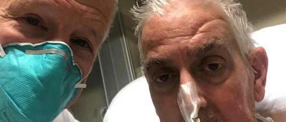 Dr. Bartley Griffith (links) macht vor der Transplantation noch ein Selfie mit dem Patienten David Bennett in Baltimore.