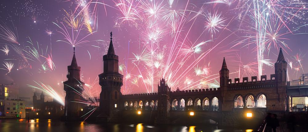 Ob der Himmel hinter der Oberbaumbrücke in diesem Jahr zu Silvester wieder so hell leuchtet?