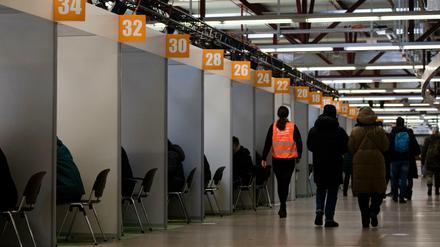  Impfwillige gehen im Impfzentrum am ehemaligen Flughafen Tegel über einen Gang. 