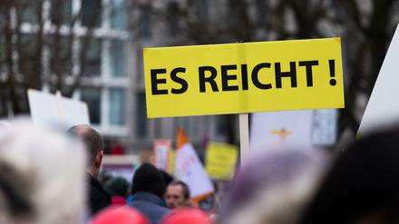 Gegner der Corona-Maßnahmen üben nun auch Druck auf Schulen aus.