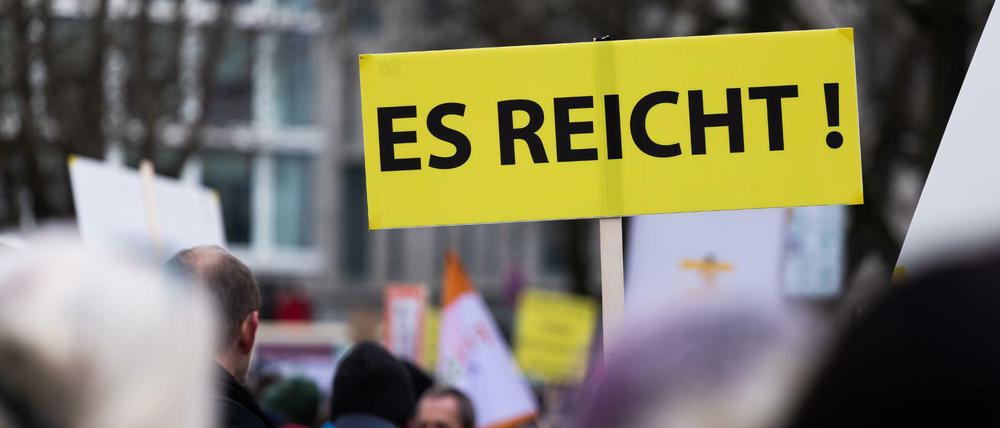 Gegner der Corona-Maßnahmen üben nun auch Druck auf Schulen aus.