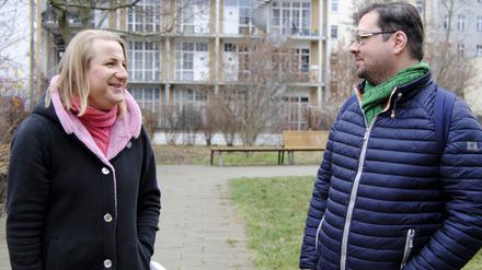 Nele Glückskind (l.) und Konstantin Sherstyuk haben zusammen mit weiteren Akteur*innen den LSBTIQ*-Runden Tisch für Marzahn-Hellersdorf gegründet. 