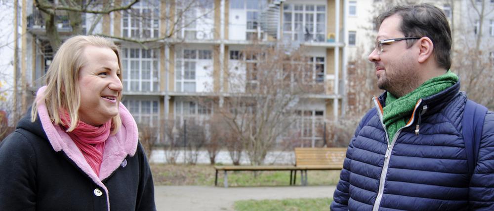 Nele Glückskind (l.) und Konstantin Sherstyuk haben zusammen mit weiteren Akteur*innen den LSBTIQ*-Runden Tisch für Marzahn-Hellersdorf gegründet. 