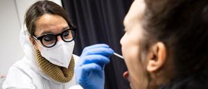 In einem Testzentrum wird ein Abstrich genommen.
