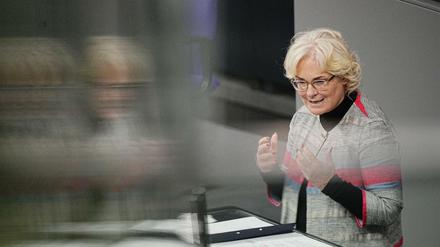 Verteidigungsministerin Christine Lambrecht (SPD) im Bundestag