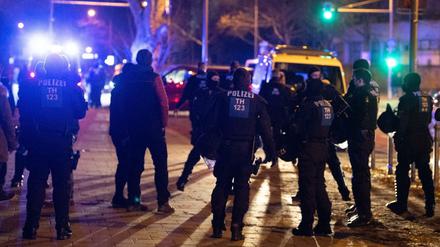 Polizeibeamte im Einsatz vor der Dresdner Uniklinik.