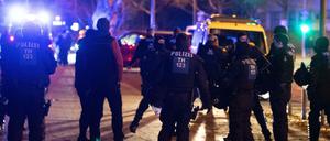 Polizeibeamte im Einsatz vor der Dresdner Uniklinik.