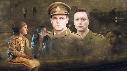 Reise in die Finsternis. Was die britischen Nazijäger Anton Walter Freud (Franz Hartwig, links) und Hanns Alexander (Robin Sondermann) bei ihren Recherchen und Vernehmungen erfahren, ist ungeheuerlich: Im KZ Neuengamme wurden zwanzig jüdische Kinder für bestialische Menschenversuche missbraucht.