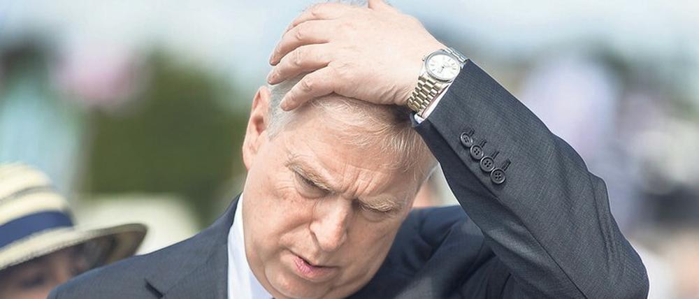 In Sorge um die Monarchie. An ihrem Lieblingssohn hatte die 95-jährige Königin bisher eisern festgehalten, ganz offenkundig gegen den Rat ihres Thronfolgers Charles. 
