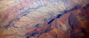Ausgetrocknete Flussbetten und Hügel in der Region Pilbara in Westaustralien.