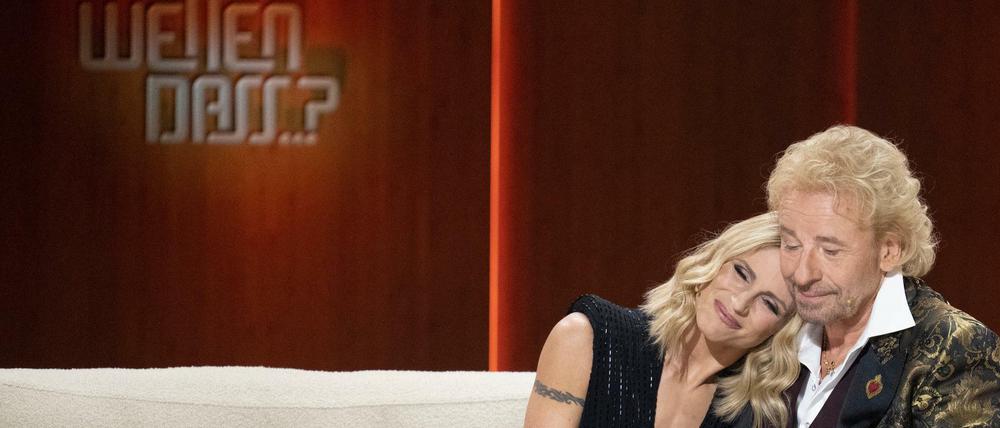 Jetzt wird's kuschlig. Michelle Hunziker und Thomas Gottschalk auf dem "Wetten, dass?"-Sofa.