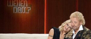 Jetzt wird's kuschlig. Michelle Hunziker und Thomas Gottschalk auf dem "Wetten, dass?"-Sofa.
