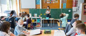 Lehrerin Caroline Heckert unterrichtet die Klasse 3.1 einer Grundschule. Die Kinder müssen Maske tragen.
