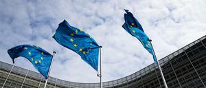 Europaflaggen flattern vor dem Berlaymont-Gebäude, dem Sitz der Europäischen Kommission, im Wind.