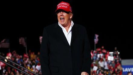 Der ehemalige US-Präsident Donald Trump spricht vor Anhängern in Florence, Arizona.