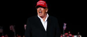 Der ehemalige US-Präsident Donald Trump spricht vor Anhängern in Florence, Arizona.